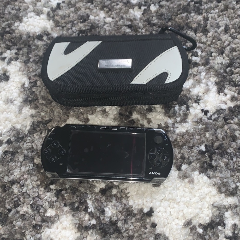 PSP Bundle with 7 games + case and extra disc holder and TV cables - Picture 6 of 7